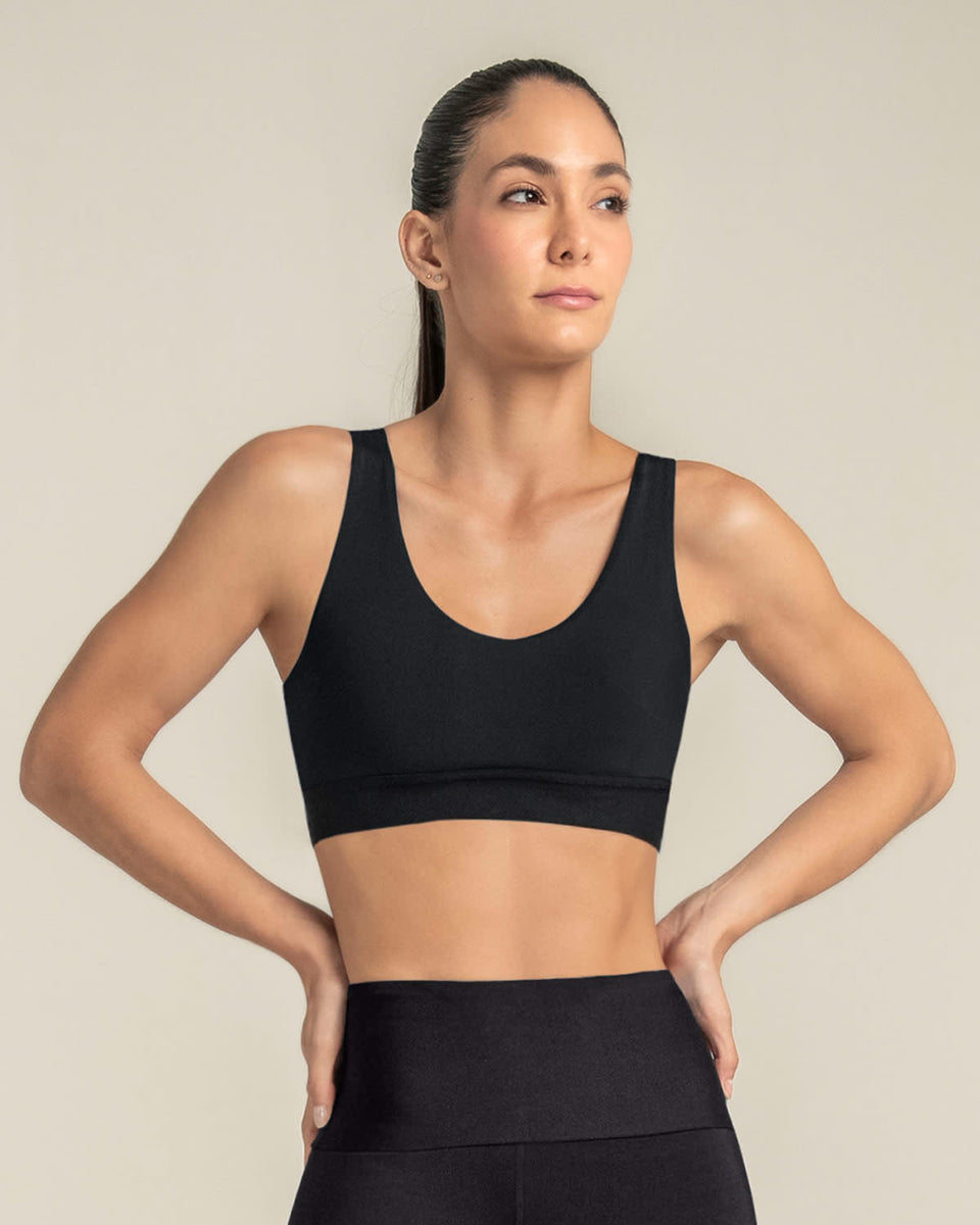 Top deportivo espalda atlética con detalles en tul