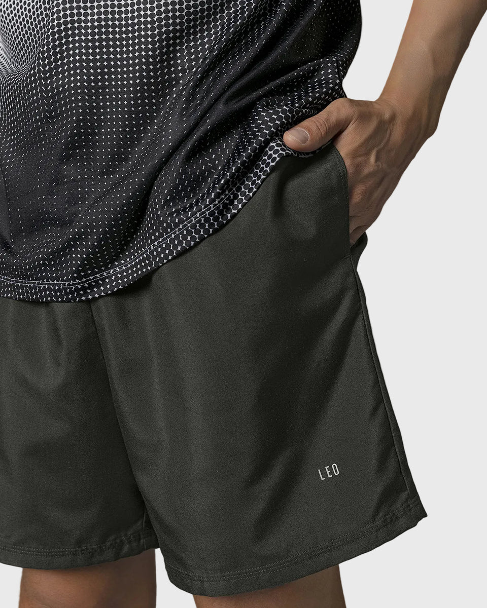Pantaloneta deportiva con acabado antifluidos y bolsillos funcionales