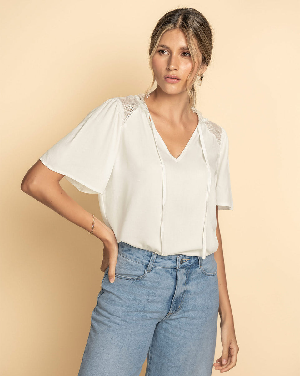 Blusa manga corta con encaje en hombros y cuello en V