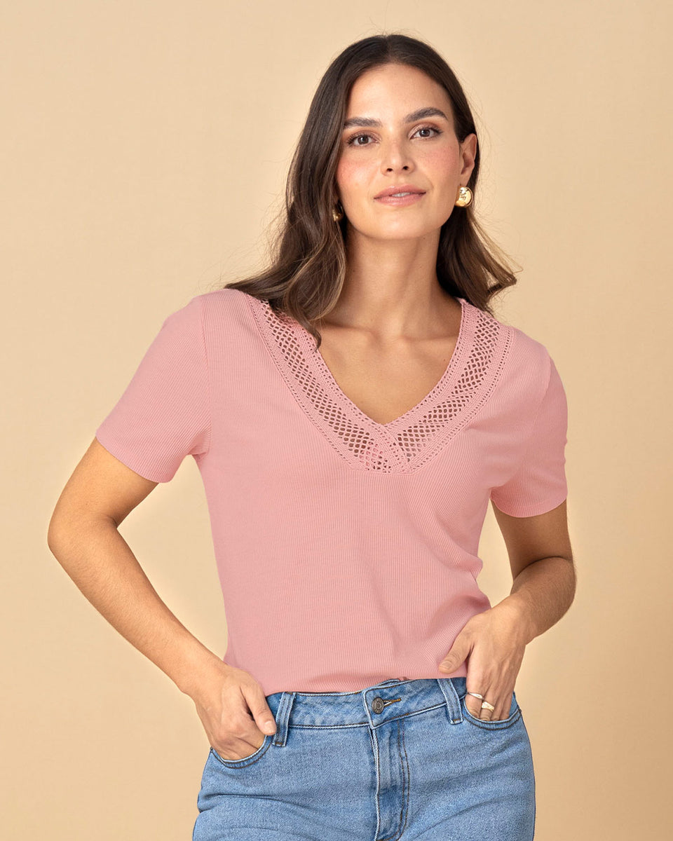 Blusa manga corta con detalle guipur cruzado en escote