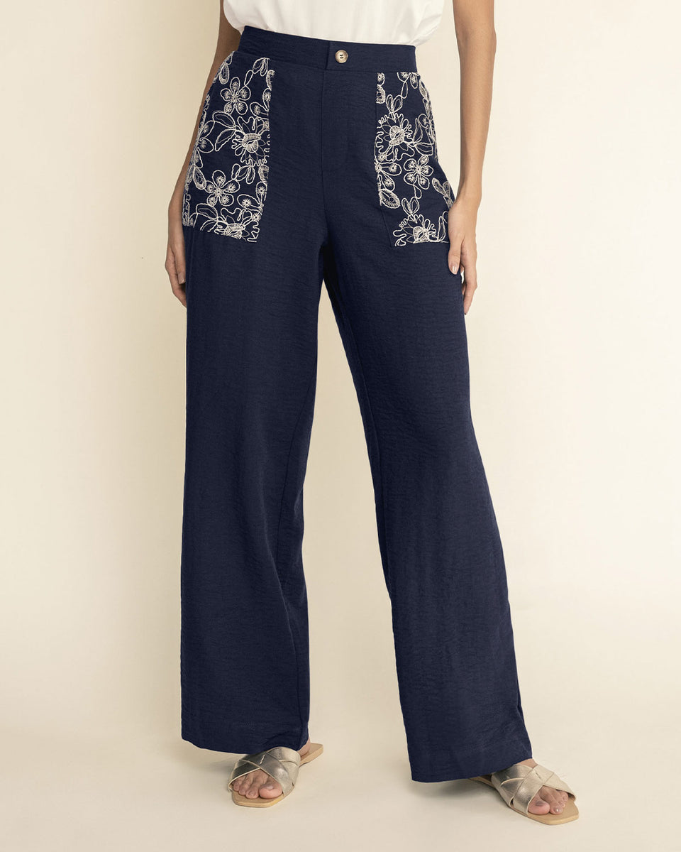 Pantalón ruedo amplio con bolsillos en tela bordada
