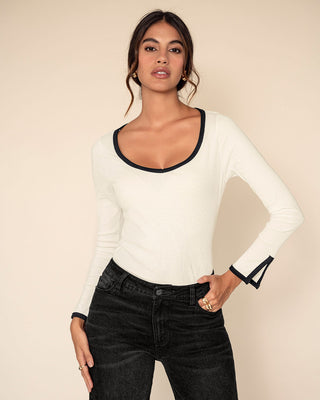 Blusa manga larga de silueta ajustada con detalles en contraste#color_018-marfil