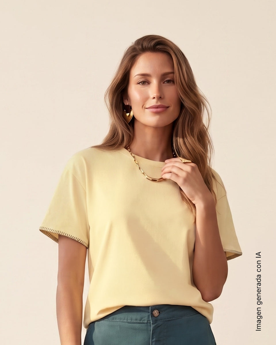 Blusa amplia con puntadas en mangas