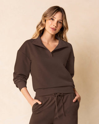 Suéter tipo polo de silueta amplia#color_c23-cafe-chocolate