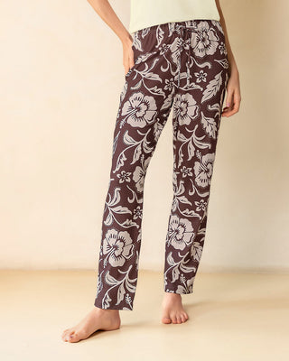 Pantalón de pijama con estampado para mujer#color_a72-cafe-estampado-hojas