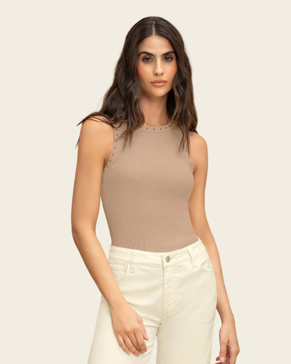 Blusa sin mangas con taches en cuello y sisa