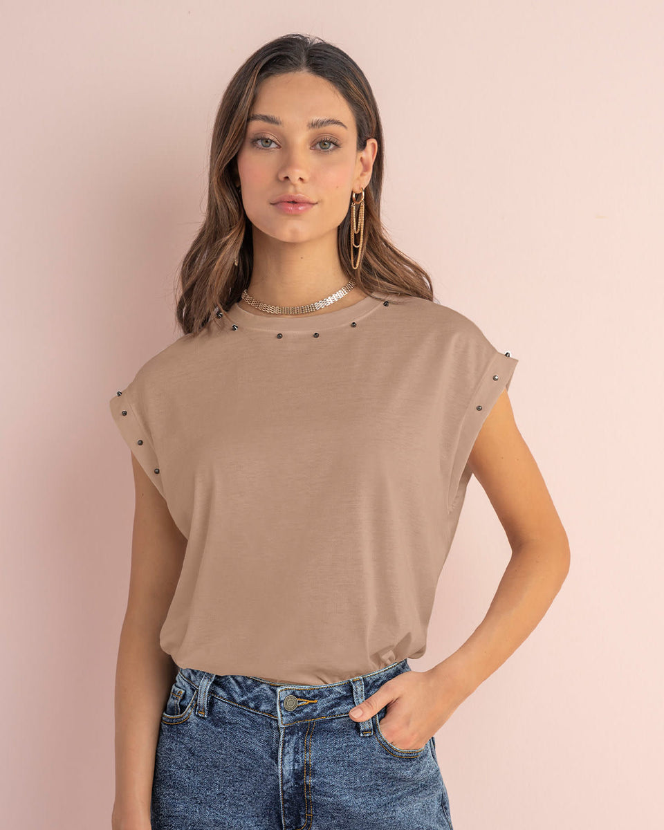 Blusa con taches en cuello y mangas
