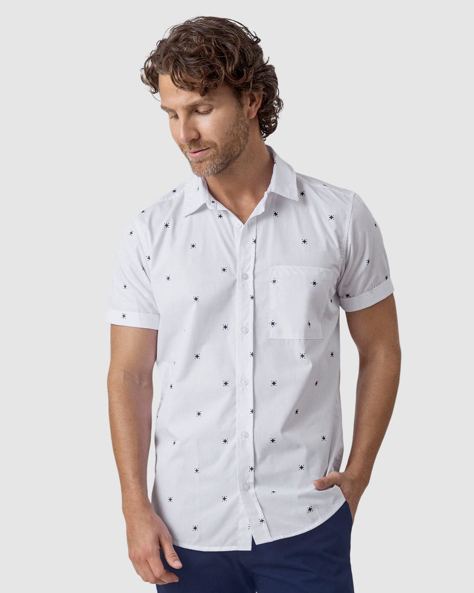 Camisa estampada de botones y bolsillo en frente