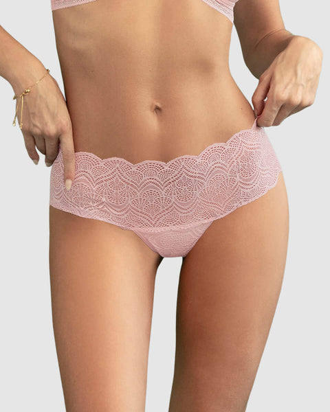 Bloomer estilo cachetero en encaje con transparencias y bordes redondeados#color_362-rosado-claro