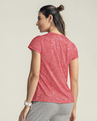 Blusa deportiva de secado rápido y silueta semiajustada#color_040-estampado-rosado-degrade