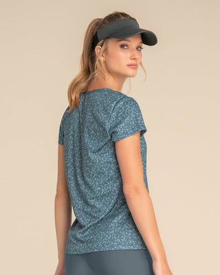 Blusa deportiva de secado rápido y silueta semiajustada#color_613-estampado-verde