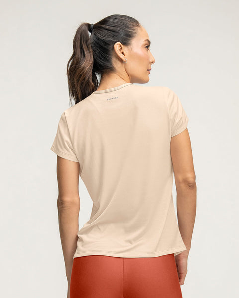 Blusa deportiva de secado rápido y silueta semiajustada#color_815-marfil