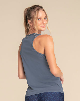 Blusa deportiva de secado rápido y silueta semiajustada para mujer#color_915-azul-grisaceo