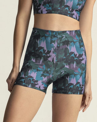 Short corto deportivo ajustado y ligero con cómodo elástico en cintura#color_186-estampado-flores