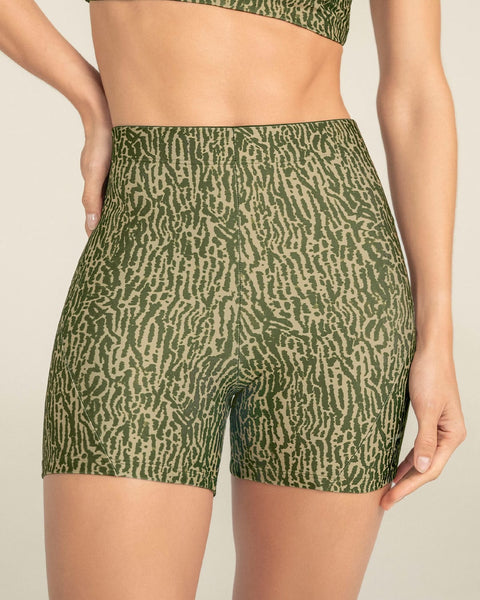 Short corto deportivo ajustado y ligero con cómodo elástico en cintura#color_a44-estampado-verde