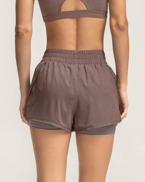 Short deportivo con short ajustado interno#color_868-cafe-medio