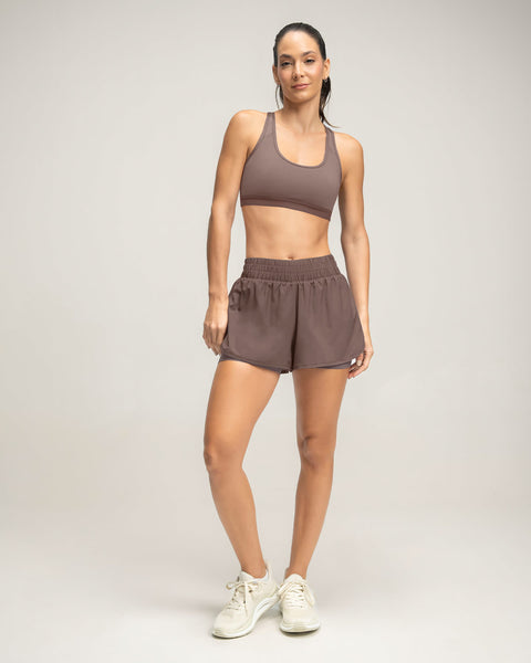 Short deportivo con short ajustado interno#color_868-cafe-medio