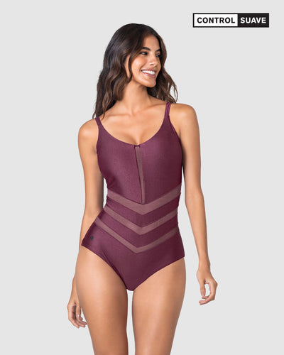 Vestido de baño entero control suave con transparencias y efecto brillo#color_466-vinotinto