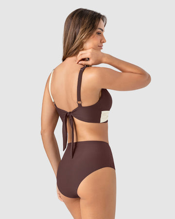 Bikini con bloomer tiro alto y top de buen cubrimiento#color_c56-marron