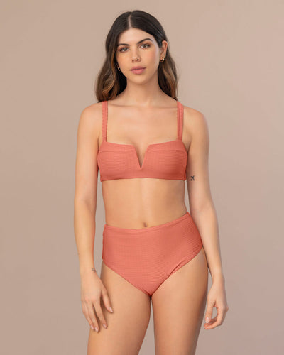 Bikini con bloomer de tiro alto y top de escote recto#color_319-coral