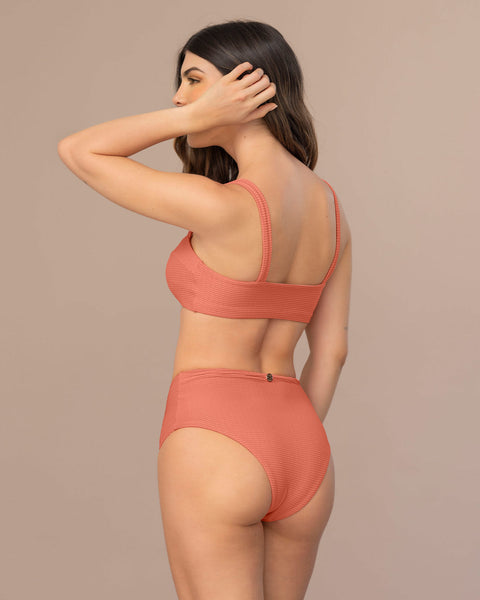 Bikini con bloomer de tiro alto y top de escote recto#color_319-coral