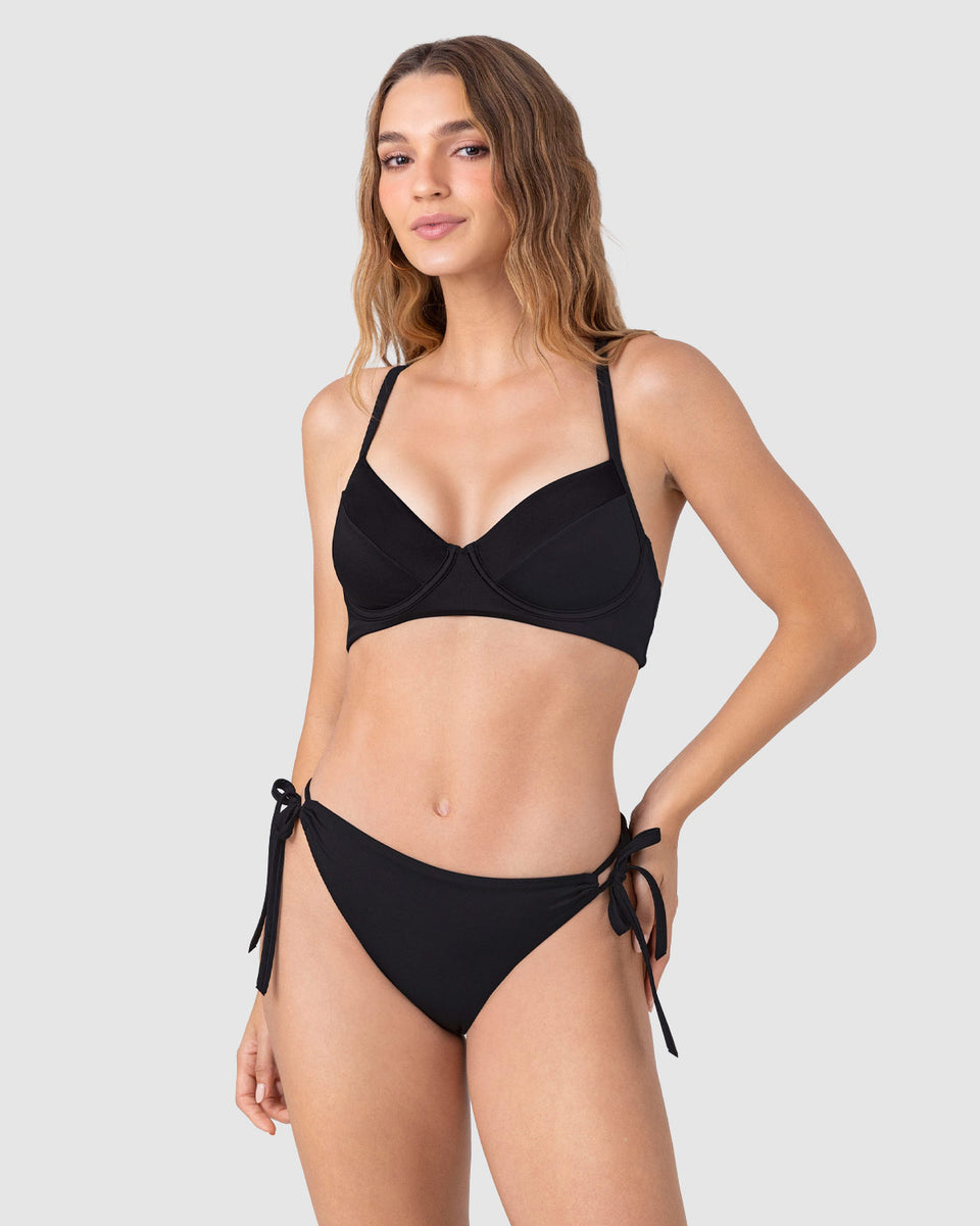 Bikini con top y bloomer ajustables al cuerpo