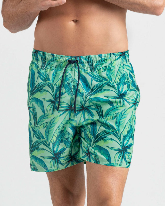 Pantaloneta de baño masculina con práctico bolsillo al lado derecho#color_796-estampado-hojas-verde