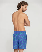 Pantaloneta de baño masculina con práctico bolsillo al lado derecho#color_b01-estampado-tortugas