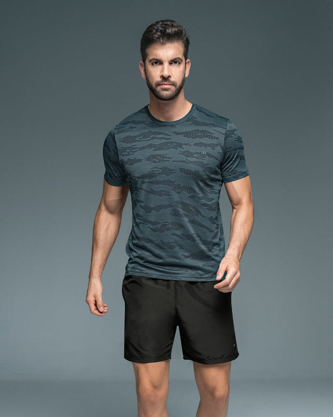 Camiseta deportiva masculina semiajustada de secado rápido#color_736-estampado-camuflado