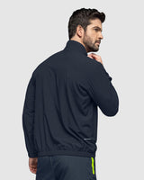 Chaqueta deportiva masculina con base textil ultrasuave y ligera#color_536-azul-oscuro