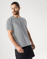 Camiseta deportiva con tela texturizada y transpirable#color_737-gris-claro