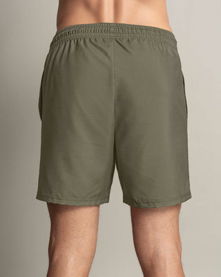 Pantaloneta deportiva con bolsillos funcionales#color_610-verde-militar