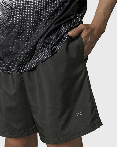 Pantaloneta deportiva con acabado antifluidos y bolsillos funcionales#color_700-negro