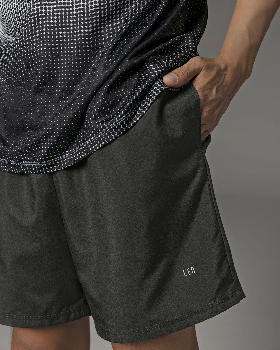 Pantaloneta deportiva con acabado antifluidos y bolsillos funcionales