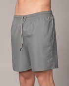 Pantaloneta deportiva con bolsillos funcionales#color_753-gris