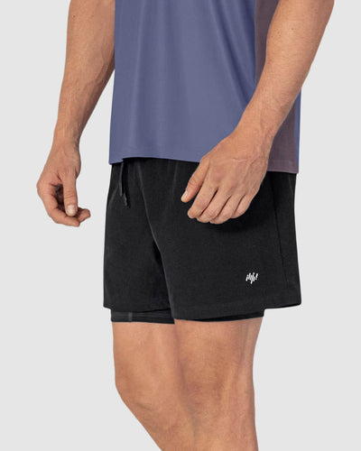 Pantaloneta deportiva con bolsillo lateral con bóxer interno#color_700-negro