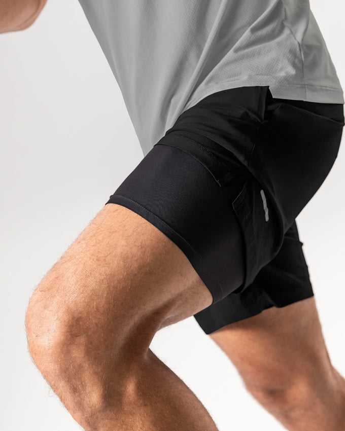 Pantaloneta deportiva con bolsillo trasero y con bóxer interno#color_700-negro