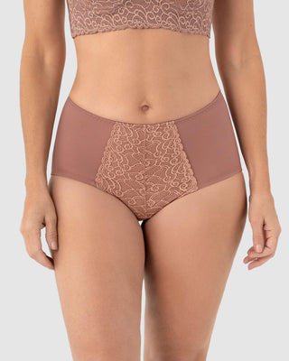 Bloomer clásico de control suave con toques de encaje en abdomen#color_a23-cafe-medio