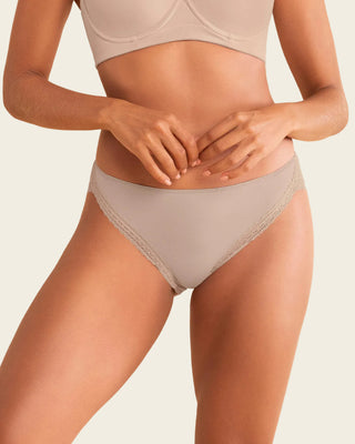 Bloomer tipo bikini con encaje decorativo en piernas#color_802-cafe-claro