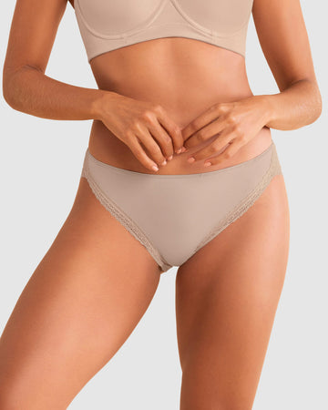 Bloomer tipo bikini con encaje decorativo en piernas#color_802-cafe-claro