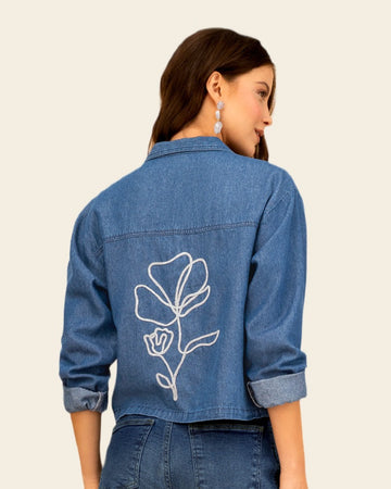 Blusa denim con bordado en espalda#color_024-azul-osc