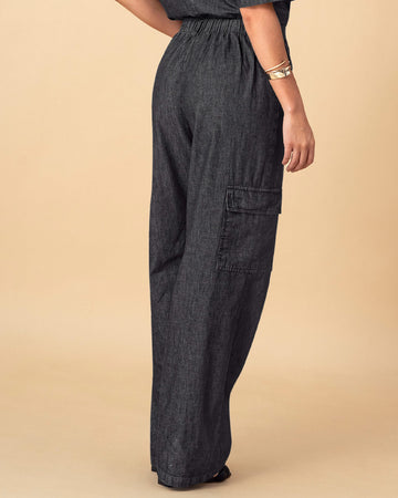 Pantalón ruedo ancho en índigo liviano#color_700-negro