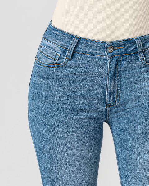 Jean levanta cola ruedo flare#color_022-azul-claro