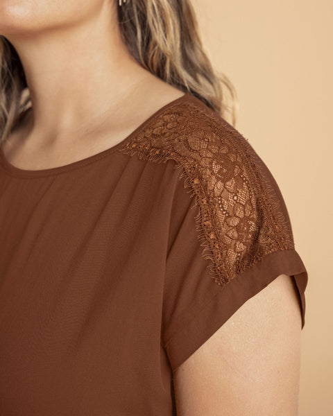 Blusa manga corta con detalle de transparencia en hombros#color_c22-cafe-oscuro