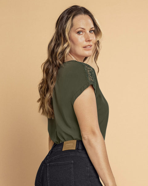 Blusa manga corta con detalle de transparencia en hombros#color_c46-verde