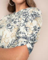 Blusa manga corta con cuello redondo y nudo en mangas#color_012-flores-azules