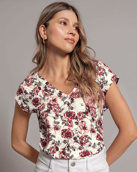 blusa-estampada-manga-corta-con-cuello-en-v#color_183-flor-roja