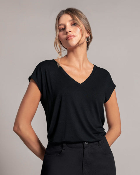 blusa-estampada-manga-corta-con-cuello-en-v#color_700-negro