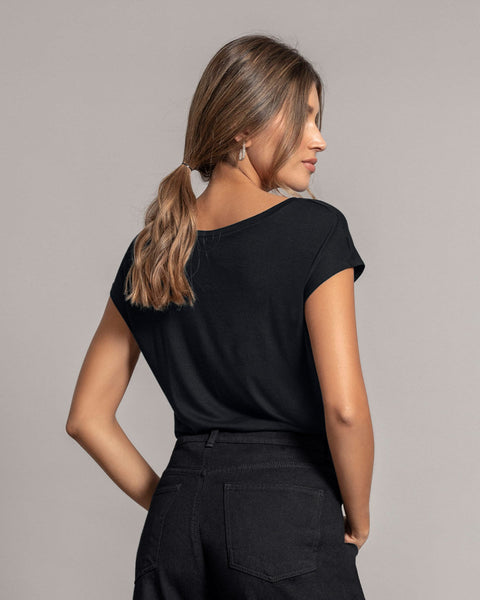 blusa-estampada-manga-corta-con-cuello-en-v#color_700-negro