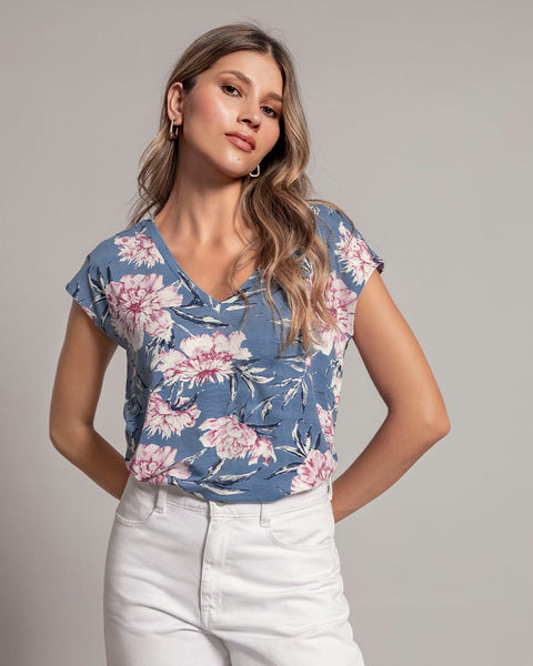 blusa-estampada-manga-corta-con-cuello-en-v#color_914-flor-rosa